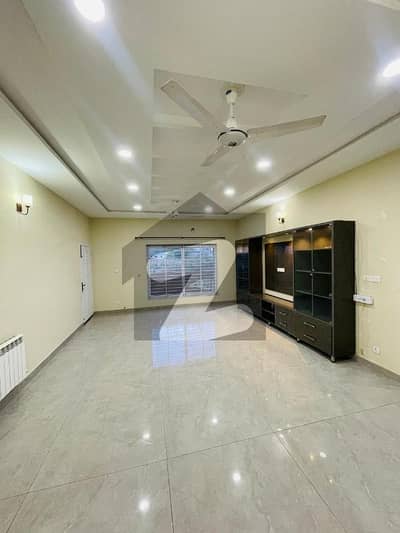 ایف ۔ 11 اسلام آباد میں 6 کمروں کا 1 کنال مکان 25.5 کروڑ میں برائے فروخت۔