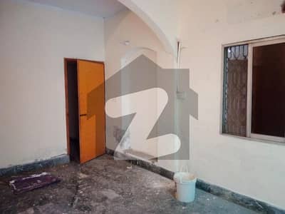 علامہ اقبال ٹاؤن لاہور میں 4 کمروں کا 10 مرلہ مکان 85.0 ہزار میں کرایہ پر دستیاب ہے۔