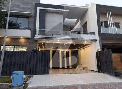 ٹاپ سٹی 1 اسلام آباد میں 6 کمروں کا 10 مرلہ مکان 4.4 کروڑ میں برائے فروخت۔