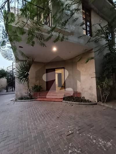 ڈی ایچ اے فیز 8 ڈی ایچ اے ڈیفینس,کراچی میں 5 کمروں کا 2 کنال مکان 18.5 کروڑ میں برائے فروخت۔