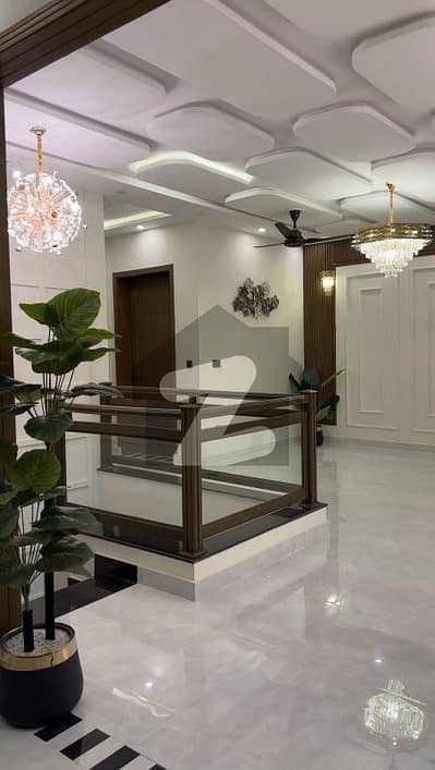 پارک ویو سٹی لاہور میں 6 کمروں کا 10 مرلہ مکان 3.35 کروڑ میں برائے فروخت۔