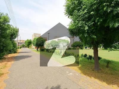 ازمیر ٹاؤن لاہور میں 2 کنال رہائشی پلاٹ 8.75 کروڑ میں برائے فروخت۔