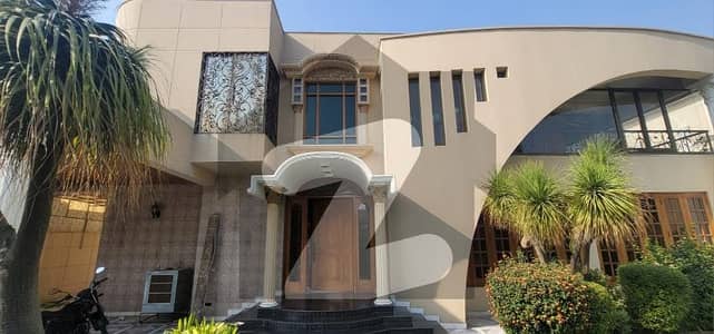 نیو مسلم ٹاؤن لاہور میں 7 کمروں کا 2 کنال مکان 25.0 کروڑ میں برائے فروخت۔