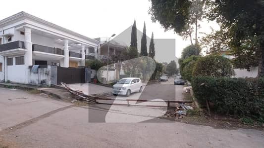 آئی ۔ 8/3 آئی ۔ 8,اسلام آباد میں 5 کمروں کا 12 مرلہ مکان 12.25 کروڑ میں برائے فروخت۔