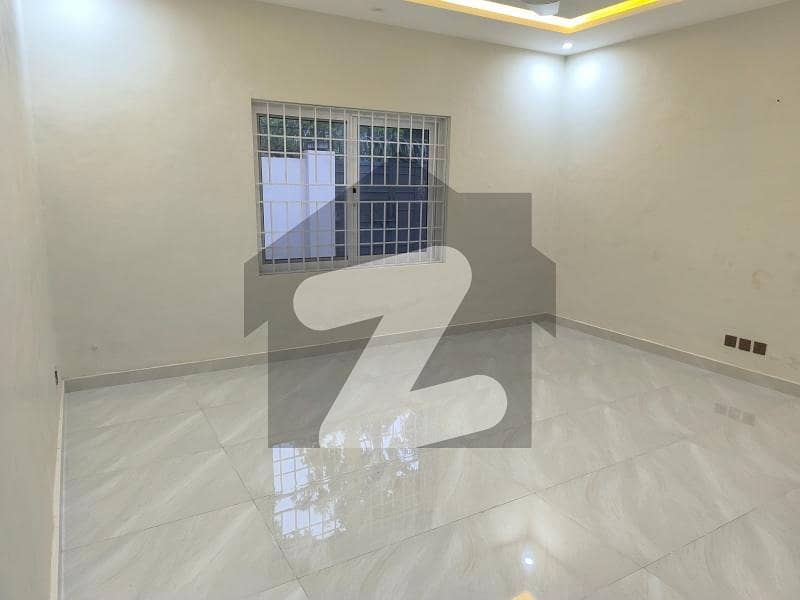 Independent Ground Portion Renovated For Families With Small Lawn Independent Ground Portion Renovated For Families With Small Lawn