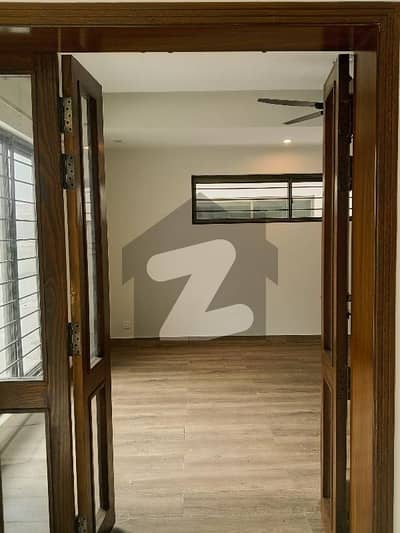 عسکری 10 - سیکٹر ایس عسکری 10,عسکری,لاہور میں 4 کمروں کا 12 مرلہ فلیٹ 1.61 لاکھ میں کرایہ پر دستیاب ہے۔