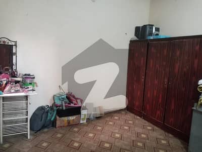 200 Sq Yards House Old Construction For Sale