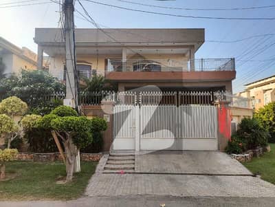 One kanal corner house on 60 fit road in F1 Block