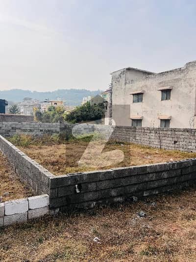 بنی گالہ اسلام آباد میں 1 کنال رہائشی پلاٹ 2.8 کروڑ میں برائے فروخت۔