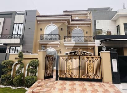 فارمانئیٹس ہاؤسنگ سکیم لاہور میں 5 کمروں کا 10 مرلہ مکان 3.25 کروڑ میں برائے فروخت۔