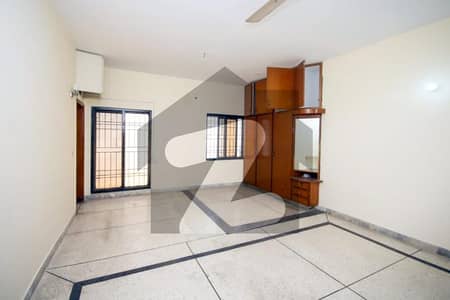 ڈی ایچ اے فیز 3 - بلاک ایکس فیز 3,ڈیفنس (ڈی ایچ اے),لاہور میں 3 کمروں کا 1 کنال بالائی پورشن 1.3 لاکھ میں کرایہ پر دستیاب ہے۔