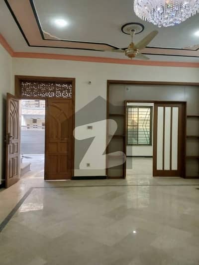 سوان گارڈن اسلام آباد میں 4 کمروں کا 10 مرلہ مکان 1.2 لاکھ میں کرایہ پر دستیاب ہے۔