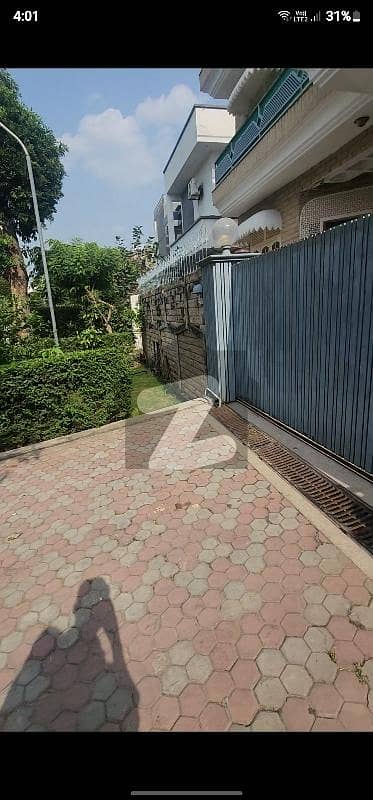 آئی ۔ 8 اسلام آباد میں 7 کمروں کا 14 مرلہ مکان 13.75 کروڑ میں برائے فروخت۔