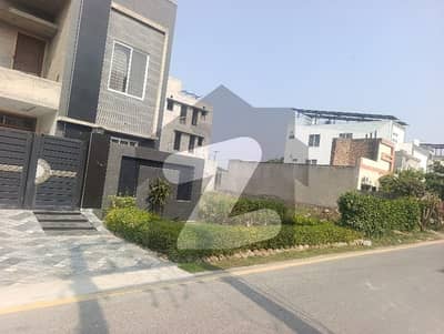 اے ڈبلیو ٹی فیز 2 ۔ بلاک بی اے ڈبلیو ٹی فیز 2,اے ڈبلیو ٹی آرمی ویلفیئر ٹرسٹ,رائیونڈ روڈ,لاہور میں 1 کنال رہائشی پلاٹ 2.3 کروڑ میں برائے فروخت۔