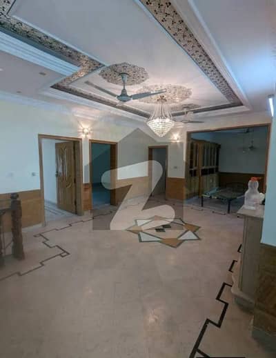 1 kanal Upper Portion 3Bedrooms Attach Bathrooms DD Servant