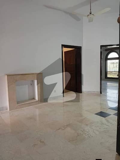1 kanal Upper Portion 3Bedrooms Attach Bathrooms DD Servant