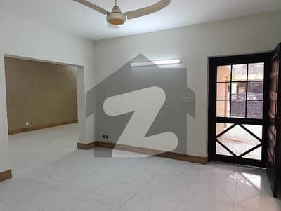 ایڈن ایوینیو ایڈن,لاہور میں 3 کمروں کا 10 مرلہ مکان 3.15 کروڑ میں برائے فروخت۔