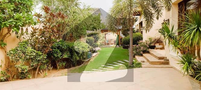 For Sale 1000 Yards Fully Furnished Luxruay Bunglaow DHA Phase 8