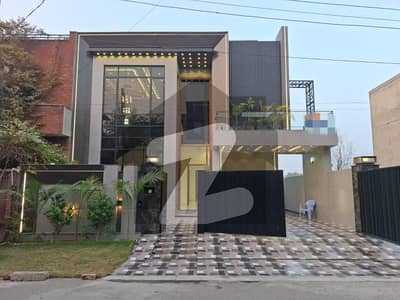 واپڈا ٹاؤن لاہور میں 5 کمروں کا 10 مرلہ مکان 5.25 کروڑ میں برائے فروخت۔