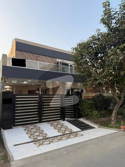 ڈی ایچ اے 9 ٹاؤن ڈیفنس (ڈی ایچ اے),لاہور میں 5 کمروں کا 8 مرلہ مکان 4.1 کروڑ میں برائے فروخت۔