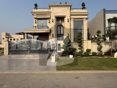 ڈی ایچ اے فیز 8 - بلاک وی فیز 8,ڈیفنس (ڈی ایچ اے),لاہور میں 6 کمروں کا 1 کنال مکان 28.0 کروڑ میں برائے فروخت۔