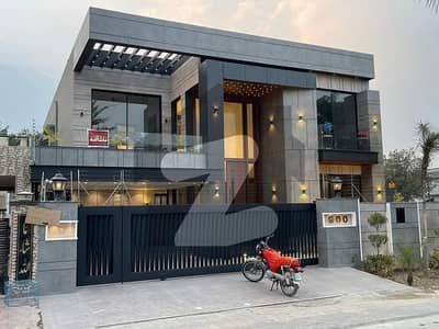 ویلینشیاء ہاؤسنگ سوسائٹی لاہور میں 5 کمروں کا 1 کنال مکان 7.5 کروڑ میں برائے فروخت۔