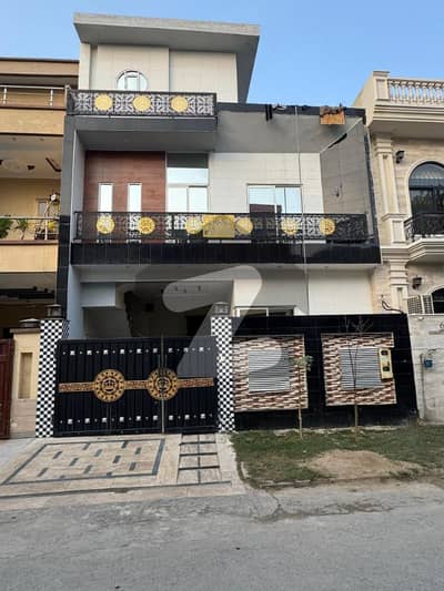 HOT LOCATED 5 MARLA BRAND NEW HOUSE