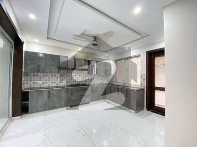 ایف ۔ 8 اسلام آباد میں 6 کمروں کا 2 کنال مکان 10.0 لاکھ میں کرایہ پر دستیاب ہے۔