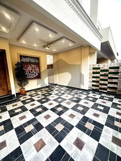 فارمانئیٹس ہاؤسنگ سکیم لاہور میں 5 کمروں کا 10 مرلہ مکان 3.0 کروڑ میں برائے فروخت۔