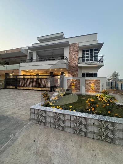 Corner House 40x80 (14-Marla) For Sale in G-13 Islamabad