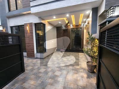 بحریہ ٹاؤن - شیرشاہ بلاک بحریہ ٹاؤن ۔ سیکٹر ایف,بحریہ ٹاؤن,لاہور میں 3 کمروں کا 5 مرلہ مکان 1.2 لاکھ میں کرایہ پر دستیاب ہے۔