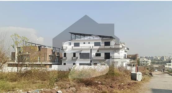 CORNER LEVAL PLOT WITH EASY APROACH NEAR TO PARK MASJID MARKET