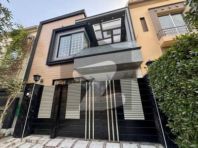 بحریہ ٹاؤن ۔ بلاک اے اے بحریہ ٹاؤن سیکٹرڈی,بحریہ ٹاؤن,لاہور میں 3 کمروں کا 5 مرلہ مکان 2.3 کروڑ میں برائے فروخت۔