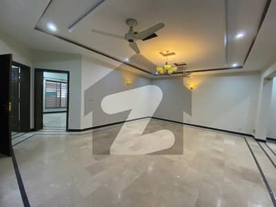 جی ۔ 13 اسلام آباد میں 9 کمروں کا 14 مرلہ مکان 3.6 لاکھ میں کرایہ پر دستیاب ہے۔