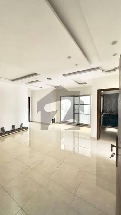 3 BEDS APARTMENT IN MALL ROAD