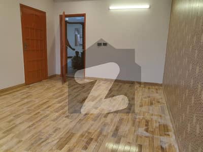 ڈی ایچ اے فیز 2 ایکسٹینشن ڈی ایچ اے ڈیفینس,کراچی میں 4 کمروں کا 8 مرلہ فلیٹ 1.05 لاکھ میں کرایہ پر دستیاب ہے۔