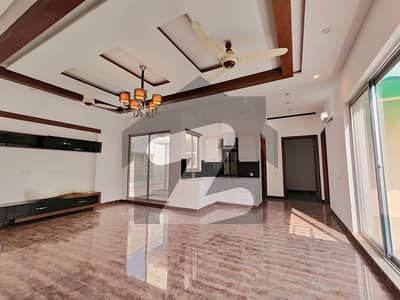 ڈی ایچ اے فیز 5 ڈیفنس (ڈی ایچ اے),لاہور میں 5 کمروں کا 1 کنال مکان 3.1 لاکھ میں کرایہ پر دستیاب ہے۔