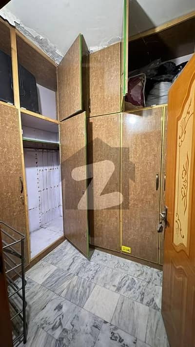 علامہ اقبال ٹاؤن لاہور میں 4 کمروں کا 11 مرلہ مکان 4.5 کروڑ میں برائے فروخت۔