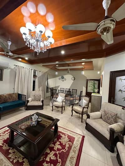 ڈی ۔ 12/3 ڈی ۔ 12,اسلام آباد میں 7 کمروں کا 1 کنال مکان 32.0 کروڑ میں برائے فروخت۔