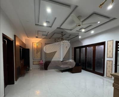 مرغزار آفیسرز کالونی لاہور میں 5 کمروں کا 10 مرلہ مکان 4.9 کروڑ میں برائے فروخت۔