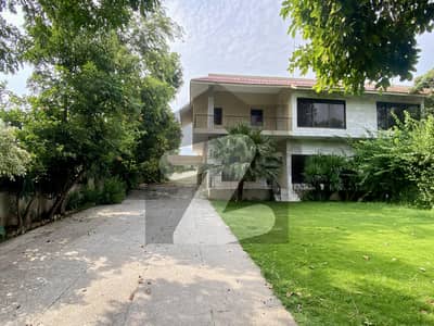 F-8 house for sale ! Main ismail zabeh road street !Closed end