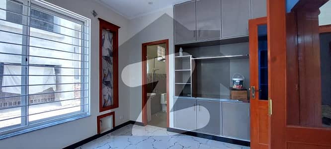 جی ۔ 13/2 جی ۔ 13,اسلام آباد میں 4 کمروں کا 4 مرلہ مکان 4.0 کروڑ میں برائے فروخت۔