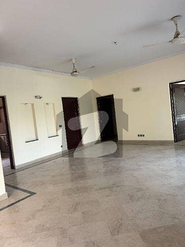 ماڈل ٹاؤن ۔ بلاک جی ماڈل ٹاؤن,لاہور میں 3 کمروں کا 1 کنال بالائی پورشن 1.3 لاکھ میں کرایہ پر دستیاب ہے۔