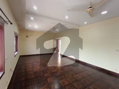 ایف ۔ 8 اسلام آباد میں 4 کمروں کا 1 کنال مکان 23.33 کروڑ میں برائے فروخت۔