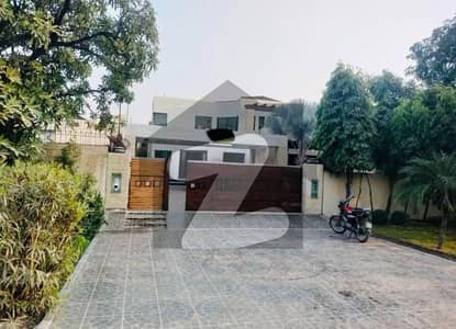 ڈی ایچ اے فیز 3 ڈیفنس (ڈی ایچ اے),لاہور میں 6 کمروں کا 2 کنال مکان 4.0 لاکھ میں کرایہ پر دستیاب ہے۔