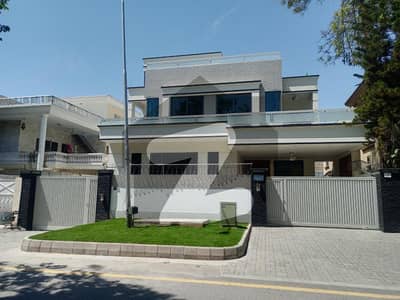 ایف ۔ 7 اسلام آباد میں 6 کمروں کا 1 کنال مکان 12.0 لاکھ میں کرایہ پر دستیاب ہے۔