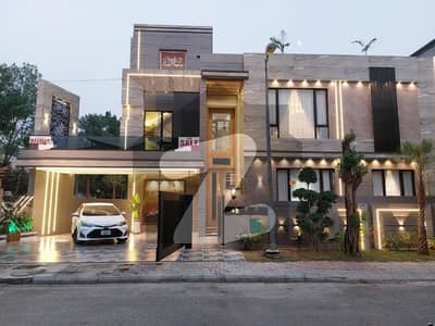 بحریہ ٹاؤن سیکٹر سی بحریہ ٹاؤن,لاہور میں 5 کمروں کا 15 مرلہ مکان 9.1 کروڑ میں برائے فروخت۔