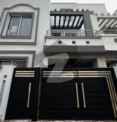 بحریہ ٹاؤن ۔ بلاک بی بی بحریہ ٹاؤن سیکٹرڈی,بحریہ ٹاؤن,لاہور میں 3 کمروں کا 5 مرلہ مکان 1.9 کروڑ میں برائے فروخت۔