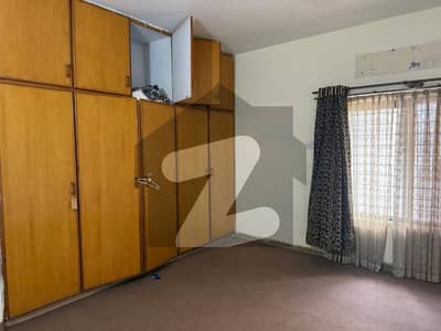 ڈی ایچ اے فیز 1 - بلاک پی فیز 1,ڈیفنس (ڈی ایچ اے),لاہور میں 4 کمروں کا 10 مرلہ مکان 3.8 کروڑ میں برائے فروخت۔