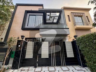 بحریہ ٹاؤن سیکٹرڈی بحریہ ٹاؤن,لاہور میں 3 کمروں کا 5 مرلہ مکان 2.2 کروڑ میں برائے فروخت۔